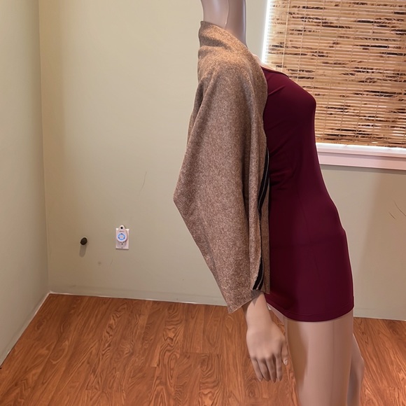 Le Nove Tan Wool Shrug With Black Trim And Zippers Made In Italy O/S - Picture 2 of 7